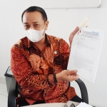 PROTES: Supriyono menunjukkan surat somasi terkait seleksi Direksi PDAM Sidoarjo, Jumat (28/5/2021). foto: MUSTAIN/ BANGSAONLINE