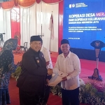 Bupati Jombang, Warsubi dan Staff Khusus Kementerian Koperasi Republik Indonesia (RI), Adi Sulistyowati saat pelantikan pengurus di Jombang