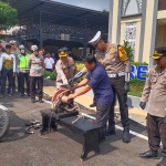 Polres Tuban saat menghancurkan kenalpot brong hasil razia balap liar.