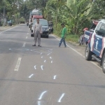 Petugas Unit Laka Satlantas Polres Jombang saat melakukan olah TKP kecelakaan pelajar di Ploso.

