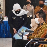Gubernur Jawa Timur, Khofifah Indar Parawansa saat memberi bantuan kursi roda pada Hari Bhayangkara. foto: ist/ bangsaonline.com