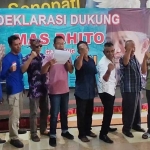 Koordinator Relawan Peduli Kediri, Fathur Chiko, saat membacakan pernyataan sikap, didampingi perwakilan relawan. Foto: Muji Harjita/BANGSAONLINE.com.