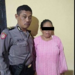 Tersangka Supiah pencuri perhiasan diapit petugas Polsek Porong.