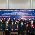 Sekretaris Daerah Kota Kediri Bagus Alit (baju batik) bersama jajaran pengurus IDI Cabang Kota Kediri, periode 2021-2024. foto: ist.