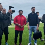 Manajer Timnas U-20, Ahmed Zaki Iskandar, dan Pelatih Como 1907, Cesc Fabregas, saat berbincang ketika sesi latihan di Italia.