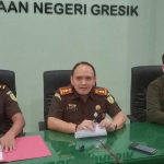 Kajari Gresik Nana Riana (tengah), didampingi Kasi Pidsus Alifin Nurahmana Wanda, dan Kasi Intel R.Risky saat memberikan keterangan pers. Foto: SYUHUD/ BANGSAONLINE