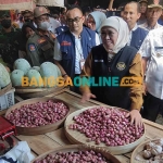 Gubernur Khofifah didampingi Plt Bupati Nganjuk, Marhaen Djumadi, ketika meninjau bahan pokok di Pasar Wage. Foto: BAMBANG DWI JULIANTO/BANGSAONLINE