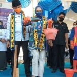 Anggota Komisi V DPR RI, Hj. Sri Wahyuni bersama Bupati Ponorogo saat melakukan peletakan batu pertama di Kelurahan Surodikraman. (foto: ist).