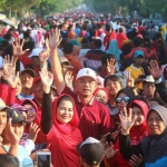 Puti Guntur Soekarno bersama Bupati Kanang, diserbu ribuan warga Ngawi, Minggu (4/2). Foto: IST