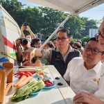 Pj. Gubernur Adhy saat meninjau mobil laboratorium keliling dari Bapanas. Foto: DEVI FITRI AFRIYANTI/ BANGSAONLINE.com 