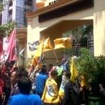 DEMO. Puluhan aktivis PMII saat aksi di Gedung DPRD Bojonegoro. Foto: Eky Nurhadi/BANGSAONLINE