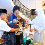 Gubernur Jatim, Khofifah Indar Parawansa, saat memberikan santunan serta mengganti uang celengan yang hangus terbakar. Uang tersebut merupakan hasil tabungan korban selama 1 tahun untuk membayar kontrakan. (Ist)