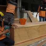 Pembuatan Peti Mati oleh Satgas DPU Bina Marga dan Pematusan serta Satgas DPRKP-CKTR di belakang Balai Kota Surabaya.