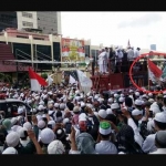 Bendera merah putih bertuliskan huruf arab dan gambar pedang yang dipersoalkan pada demo FPI beberapa waktu lalu.