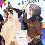 Zaenab Zuraidah, istri Bupati Bangkalan sekaligus Ketua TP PKK Bangkalan membagikan kebahagiannya saat dinobatkan sebagai juara favorit lomba peragaan busana batik Jawa Timur.