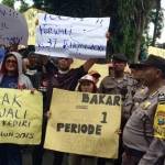 Para pedagang kaki lima Kota Kediri saat menggelar aksi di depan Balai Kota. Foto : arif kurniawan/ BANGSAONLINE