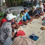 SAPA PETANI: Cabup BHS berdialog dengan petani di Desa Jatikalang, Krian, Kamis (5/11/2020) sore. (foto: MUSTAIN/ BANGSAONLINE)