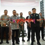 Bupati Kediri, Hanindhito Himawan Pramana, bersama Kepala Kejari Kabupaten Kediri, Chandra Eka Yustisia, dan Kapolres Kediri, AKBP Agung Setyo Nugroho, saat memotong pita ketika peresmian Balai Rehabilitasi Narkotika Adhyaksa. Foto: Ist