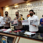 Wakapolda Jatim Brigjen Pol. Drs. Slamet Hadi (pegang mic) saat memimpin rilis pers kasus prostitusi online di Mojokerto.