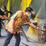 Kepala KPPBC TMP B Gresik, Asep Munandar dan Kabid Pengelolaan Kekayaan Negara Kanwil DJKN Jatim, Agung Budi Setijadji saat pemusnahan rokok dan MME ilegal. Foto: Ist.