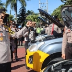 Kapolres Batu, AKBP Oskar Syamsuddin, saat memeriksa kendaraan dinas menjelang pelaksanaan Pilkades Serentak tahun ini di wilayah hukumnya.
