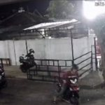 Tangkapan layar saat pelaku menggasak motor vario milik korban
