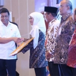 Gubernur Jatim Khofifah saat menerima penghargaan dari Menko Polhukam H Wiranto SH.