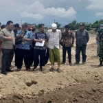Komisi III DPRD Situbondo saat kunjungan kerja ke lokasi penutupan saluran irigasi di Kelurahan Mimbaan, Kecamatan Panji.
