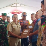 ?Bupati Blitar Rijanto menyerahkan sertifikat tanah secara simbolis kepada perwakilan warga. foto: AKINA/ BANGSAONLINE