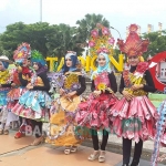 Busana karya siswa-Siswi MAN Bangkalan berbahan daur ulang koran dan kertas ditampilkan di SGB, Kamis (21/02/2019). foto: FAUZI/ BANGSAONLINE