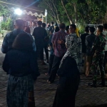 Petugas dari Polsek Krian ketika mengawal pemakaman salah satu personel TNI.