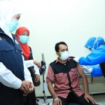 Gubernur Jatim Khofifah Indar Parawansa saat meninjau pelaksanaan vaksinasi.