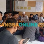 Sejumlah KPPS yang dinyatakan tidak lulus ketika mendatangi Sekretariat Panwascam Kedungdung. Foto: MUTAMMIM/BANGSAONLINE