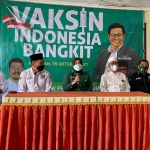 Sekretaris DPW PKB Jawa Timur Anik Maslachah saat meninjau pelaksanaan vaksinasi massal di Kabupaten Magetan. foto: ist.
