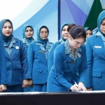 Eriani Annisa Hanindhito (kiri) usai dilantik menjadi Ketua TP PKK sekaligus Ketua Pembina Posyandu Kabupaten Kediri periode 2025-2030. Foto: Ist