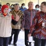 Gubernur Khofifah berdiskusi dengan Kepala BPSDM Jatim, Aries Agung Paewai saat meninjau fasilitas di lingkungan BPSDM Jatim. foto: DIDI ROSADI/ BANGSAONLINE