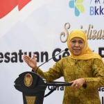 Gubernur Jawa Timur Khofifah Indar Parawansa saat membuka Sosialisasi dan Pencanangan Kesatuan Gerak PKK - Kependudukan Keluarga Berencana dan Pembangunan Keluarga (KKBPK) - Kesehatan Tahun 2019 di Kantor Sekretariat TP PKK Jatim, Jalan Gayung Kebonsari 56A Surabaya, Rabu (9/10). foto: Istimewa/ BANGSAONLINE.com