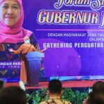 Gubernur Jawa Timur Khofifah Indar Parawansa saat sambutan dalam forum silaturahmi dengan warga masyarakat Jatim yang merantau dan tinggal di Provinsi Kepulauan Riau (Kepri), Jumat (30/4/2021) malam. foto: ist/ bangsaonline.com