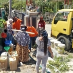 Truk tangki yang didatangkan FRPB Pamekasan saat membagikan air bersih kepada daerah terdampak bencana kekeringan.?