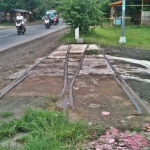 Rel kereta api bekas jalur Bojonegoro - Tuban. foto ilustrasi