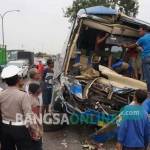 Kondisi bus usat terlibat kecelakaan dengan truk gandeng.