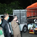 Petugas Polres Bangkalan saat mengamankan pikap yang membawa 20 ekor kambing dari Blora, Jawa Tengah.