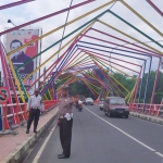 Petugas Satlantas Polres Jember menunjukkan rambu larangan berhenti di Jembatan Semanggi.
