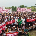 Ribuan warga dari 10 desa di Kecamatan Lekok dan Nguling, Kabupaten Pasuruan, saat menggelar istighotsah akbar di Lapangan Arepas Semangkrong, Desa Pasinan.