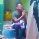 DA, oknum Dishub Bojonegoro, saat diinterogasi pedagang pasar usai ketahuan mencuri kotak amal.