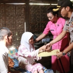  Kapolres Ngawi AKBP MB Pranatal Hutajulu beserta istri, sedang menyerahkan bantuan.