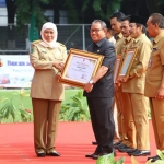 Wakil Bupati Tuban, Noor Nahar Husein menerima penghargaan K3 dari Gubernur Jatim Khofifah Indar Parawansa.
