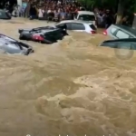 Tangkapan layar video banjir yang ditulis: "Banjir hari ini di Sampang , kawan". Pada awal video juga ada tulisan: “Sampang kota ke arah nyamplong.” Padahal banjir ini terjadi di Jawa Barat tahun 2019.