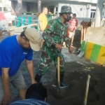 Babinsa Simomulyo Koptu Rasmadi mengajak semua warga untuk peduli lingkungan.