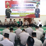 Seluruh jajaran anggota dan PNS Polres Ponorogo saat mengikuti doa bersama.